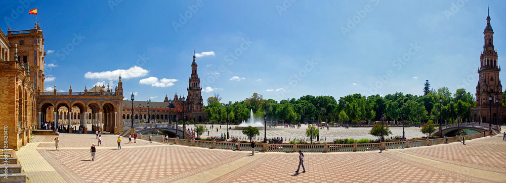 Fototapeta premium SEVILLE, ANDALUSIA / SPAIN - MAY 10, 2018: The Plaza de Espana in Seville, Andalusia Spain