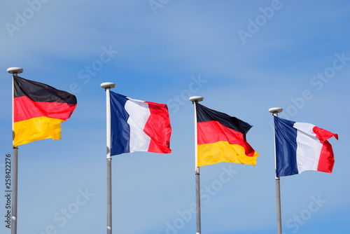 Drapeaux français et allemands flottant au vent – French and German flags floating in the wind photo
