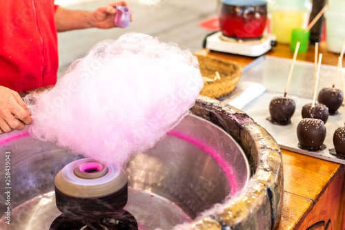 Konstfotografi Shopkeeper preparing a Candy Cotton Cloud at a fair for some children