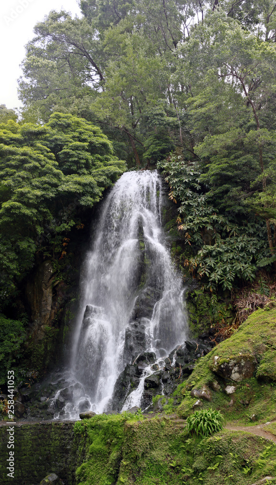 Wasserfall im Park Ribeira dos Caldeiroes