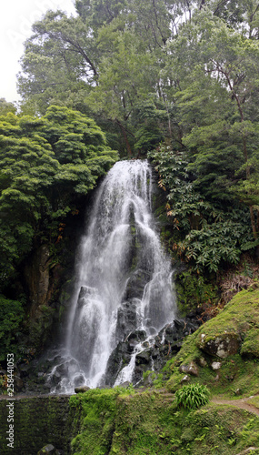 Wasserfall im Park Ribeira dos Caldeiroes © etfoto