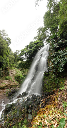 Wasserfall im Park Ribeira dos Caldeiroes