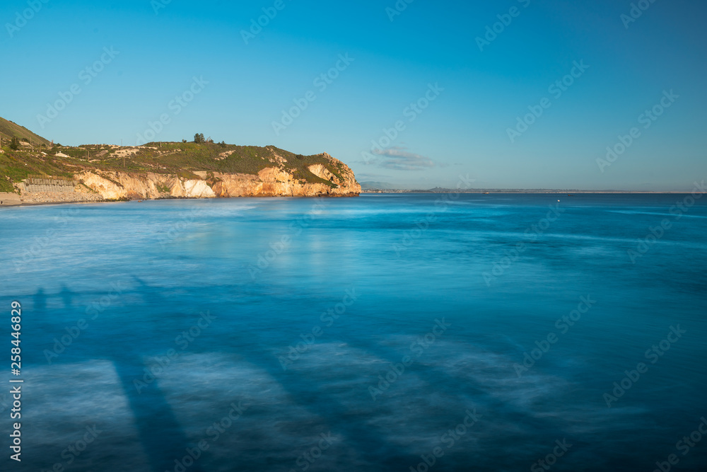 Fototapeta premium Cliff in the Ocean, Avila Beach, California