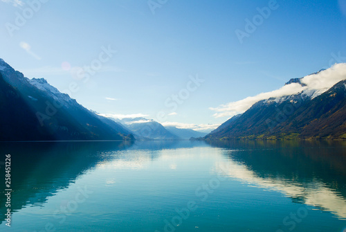 Fototapeta Naklejka Na Ścianę i Meble -  秋のブリエンツ湖（スイス・ベルン州・ブリエンツ）
