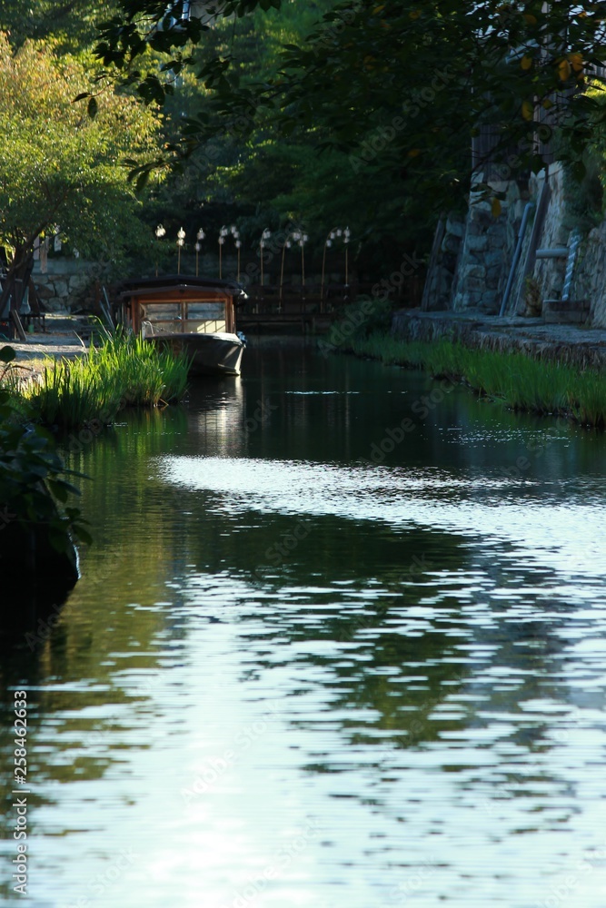滋賀県近江八幡市の八幡堀と停泊中の屋形船