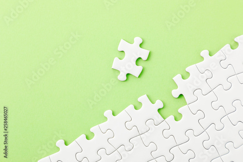 ジグソーパズル　White jigsaw puzzle on green background