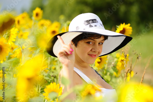 лето жара солнце девушка портрет лицо подсолнухи поле