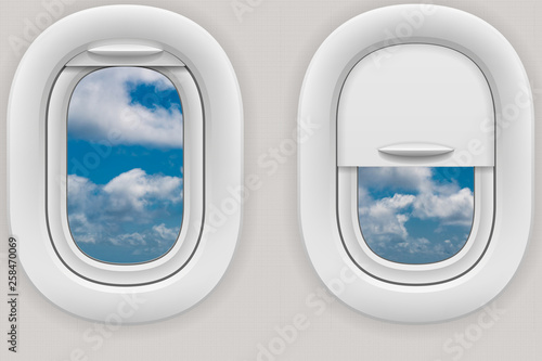 Fenster im Flugzeug mit Blick in die Wolken