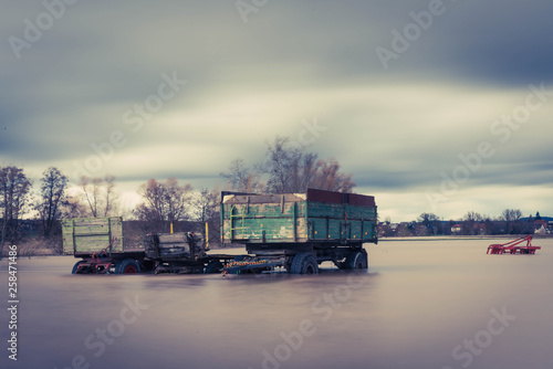 Landwirtschaftliche Maschinen im Hochwasser