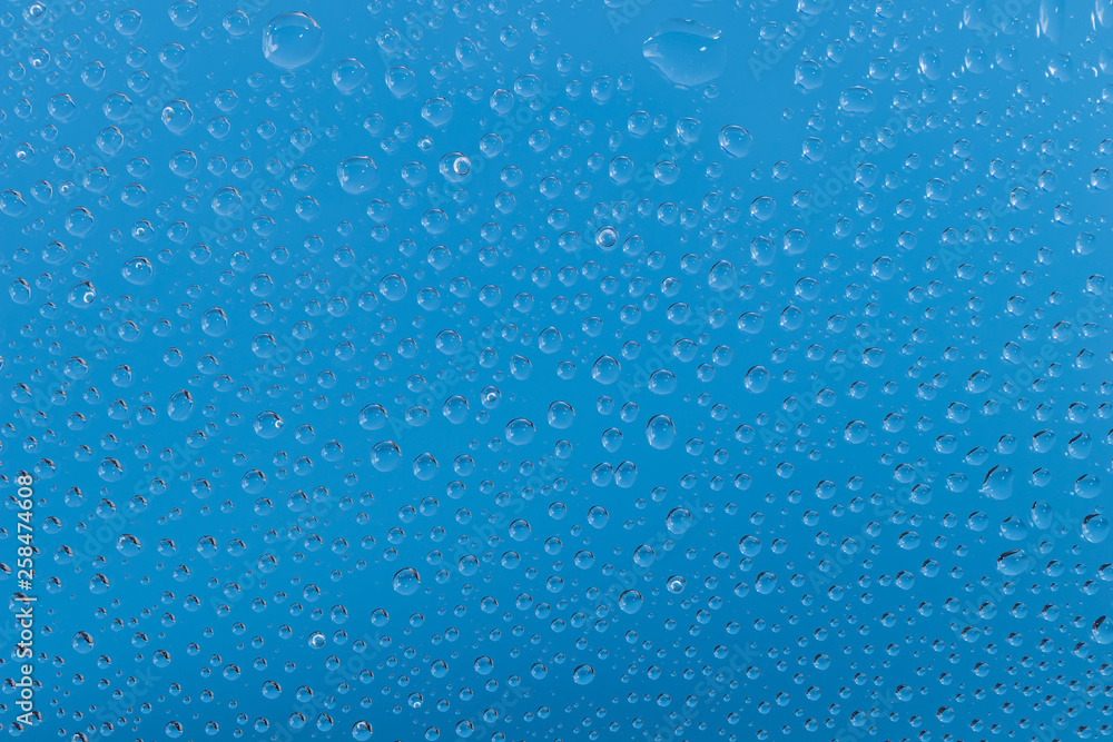 Fototapeta premium ガラスに付いた水滴 背景青