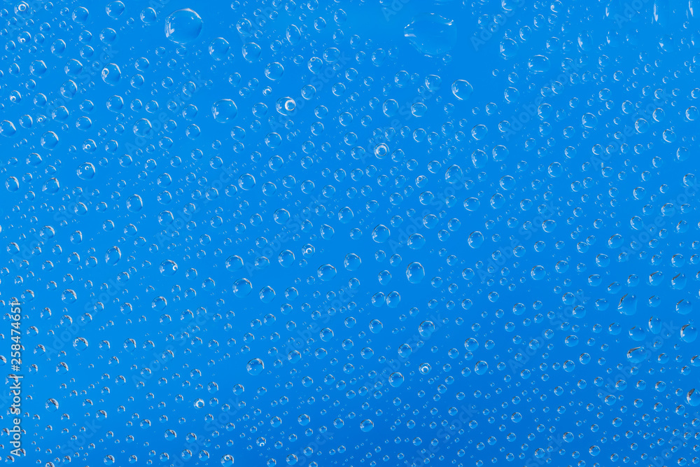 Fototapeta premium ガラスに付いた水滴 背景青