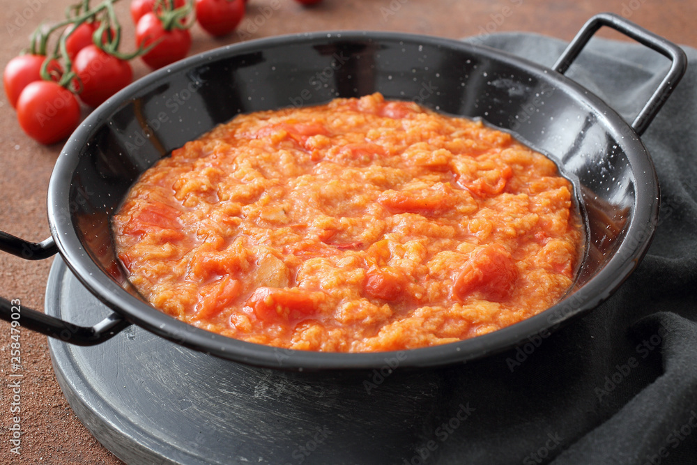 tradizionale zuppa di pane o pappa al pomodoro tradizionale zuppa di pane o pappa al pomodoro