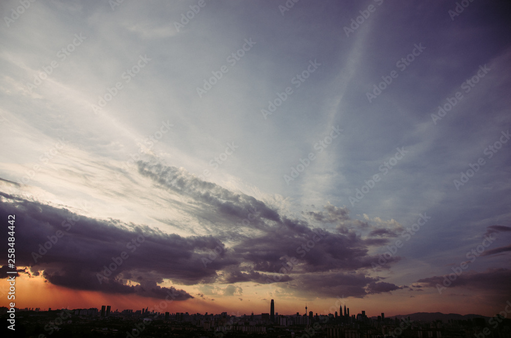 Obraz premium Sunset view of kuala lumpur city from bukit ampang, kuala lumpur, Malaysia. Taken from Ampang Lookout Point.