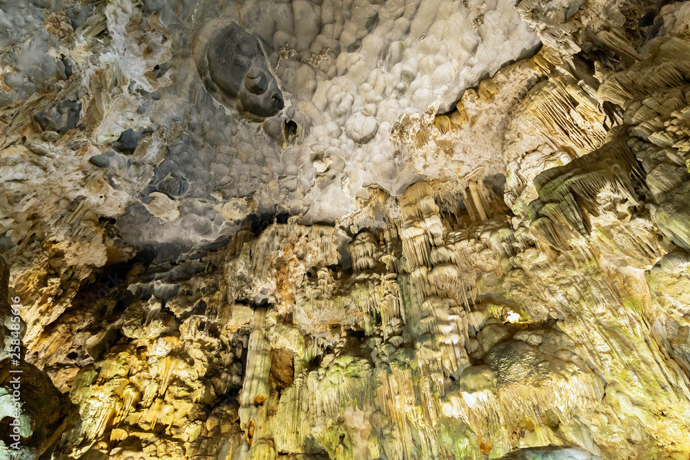 Obraz premium Dong Thien Cung cave on Dau Go Island this is one of the most beautiful caves in Halong Bay, Vietnam.