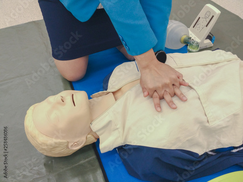 Obraz na płótnie Cpr training: basic training by a woman in class.