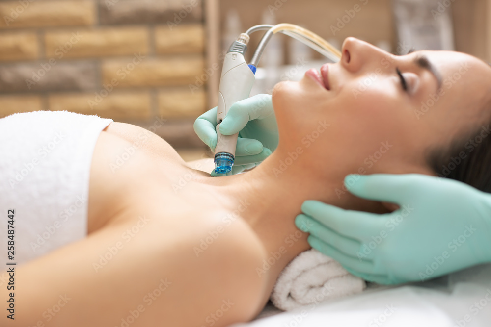 Naklejka premium Selective focus of dermabrasion device in the hand of cosmetologist