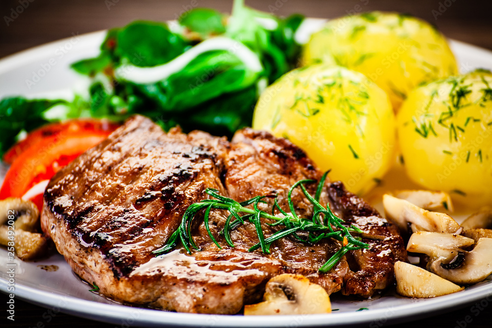 Grilled steak with potatoes and vegetables