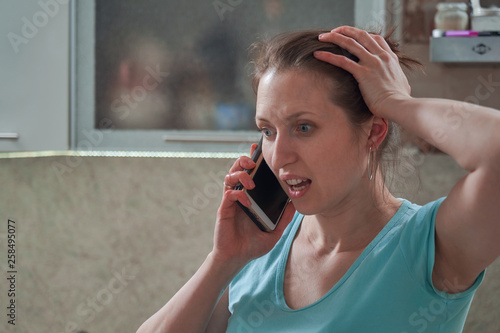 Fotografie the woman was horrified by what he heard on the phone