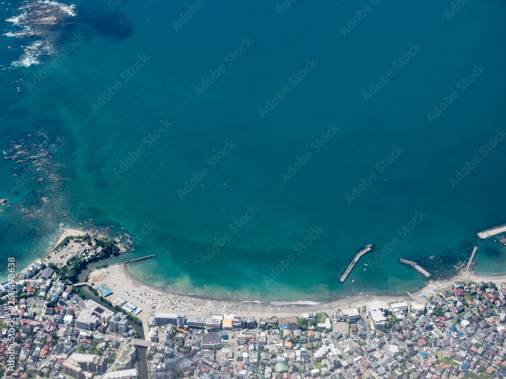 神奈川県葉山町上空を飛ぶ飛行機からの航空写真 森戸海岸とエメラルドグリーンの相模湾 Stock Photo Adobe Stock
