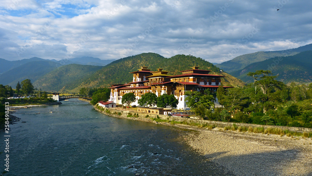 Dzong Punakha at sunshine