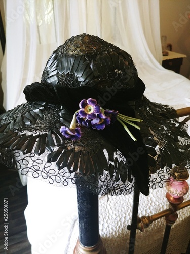 Chapeau noir en dentelle