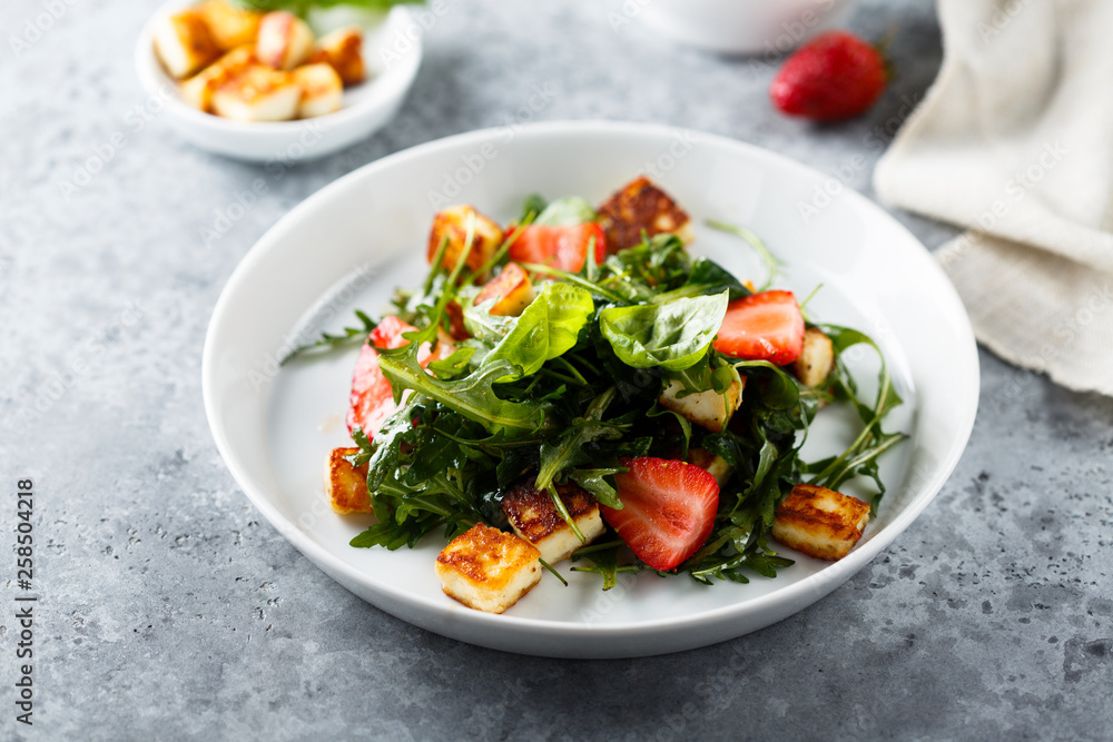 Arugula salad with strawberry and grilled cheese Arugula salad with strawberry and grilled cheese