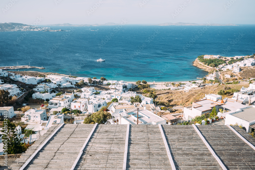 Naklejka premium Blick von oben auf die Küste von Mykonos - Meerblick