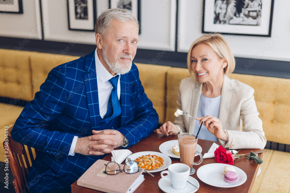 positive successful business people drinking tea at the restaurant. close up photo. positive successful business people drinking tea at the restaurant. close up photo.
