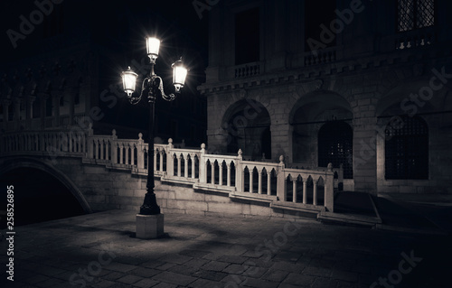 Venice lamplight © CGH PHOTO