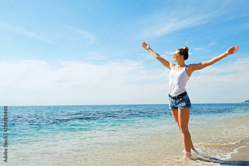 Portrait of young beautiful woman in tropical destination island beach with the ocean background. Joy of summer holidays concept. Close up, copy space Portrait of young beautiful woman in tropical destination island beach with the ocean background. Joy of summer holidays concept. Close up, copy space