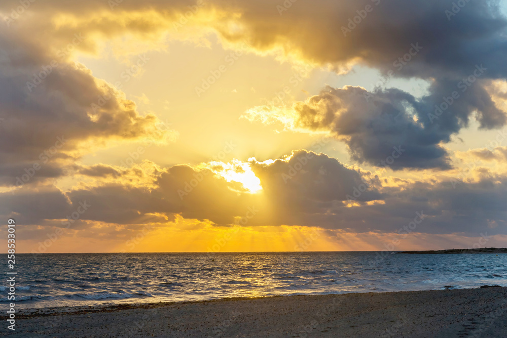 Obraz premium Dawn over the sea.