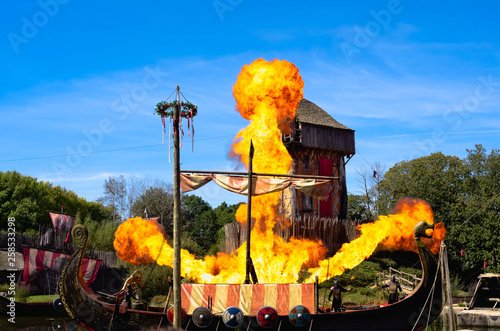 Tableau sur toile Les Epesses, France - ‎September‎ ‎8‎, ‎2018 : Vikings show from Puy du fou wher