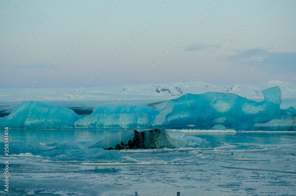 Obraz premium Pastel Color Dawn Sky over Icy Landscape in Iceland
