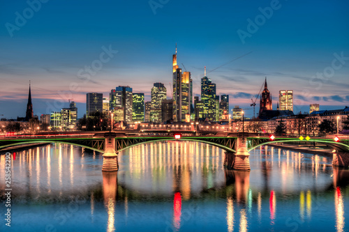 Die Skyline von Frankfurt am Main am Abend