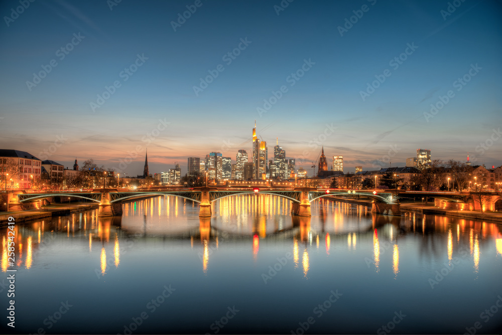 Die Skyline von Frankfurt am Main am Abend