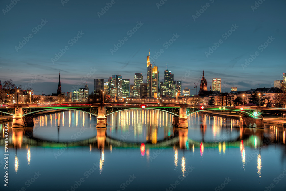 Obraz premium Die Skyline von Frankfurt am Main am Abend
