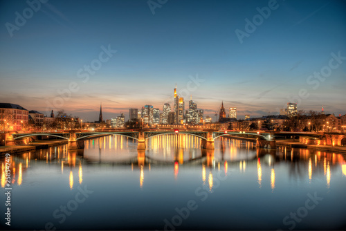 Die Skyline von Frankfurt am Main am Abend