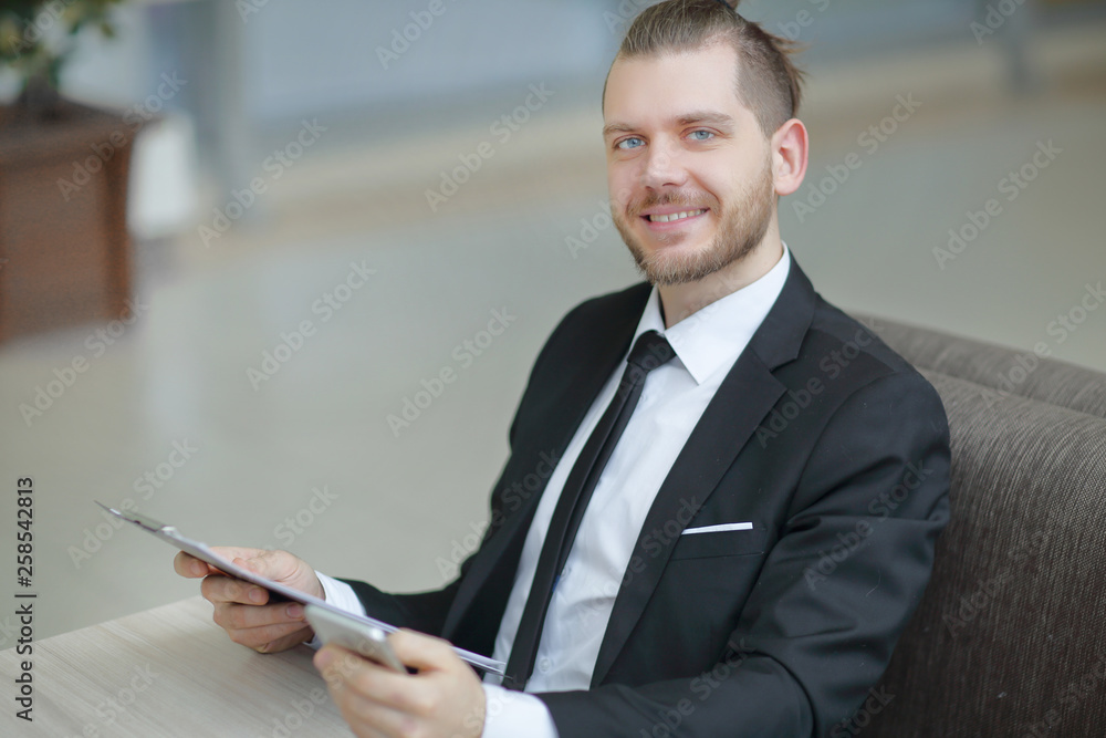 Fototapeta premium closeup. businessman working with financial documents. photo with copy space