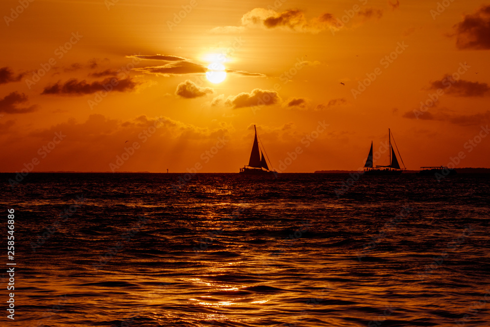 Fototapeta premium Segelschiffe im Sonnenuntergang