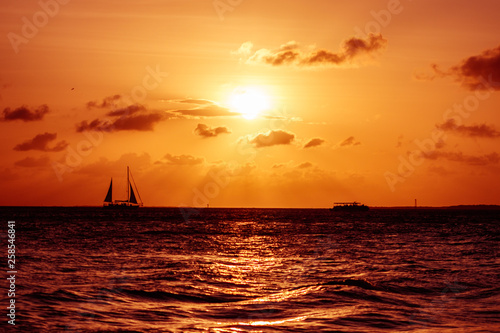Segelschiffe im Sonnenuntergang