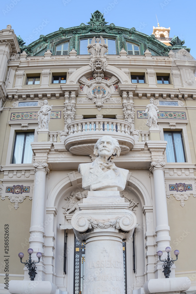 Fachada lateral del casino de Montecarlo en el Principado de Mónaco, Europa