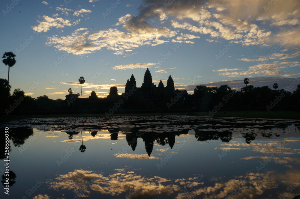 Obraz premium Beautiful temple Angkor Wat silhuette in sunset