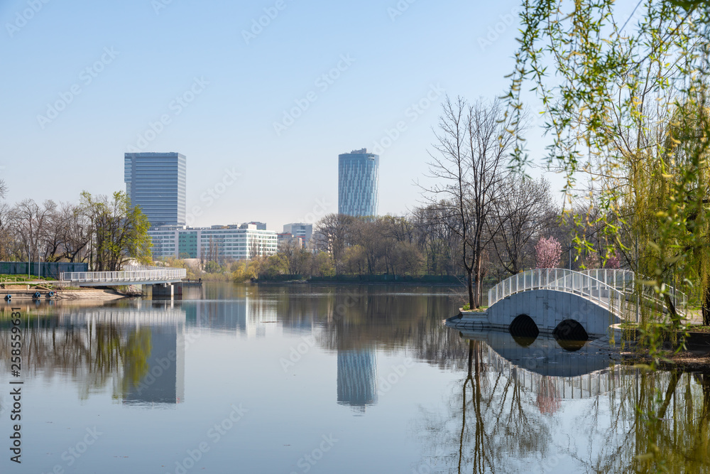 Bürogebäude am Park einer Großstadt
