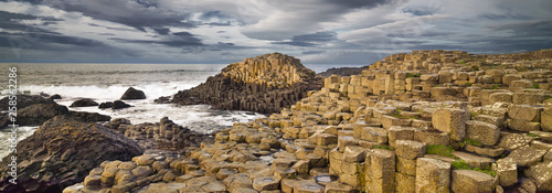 Tableau sur toile Giants Causeway rocks and ocean, autumn, Northern Ireland, UK