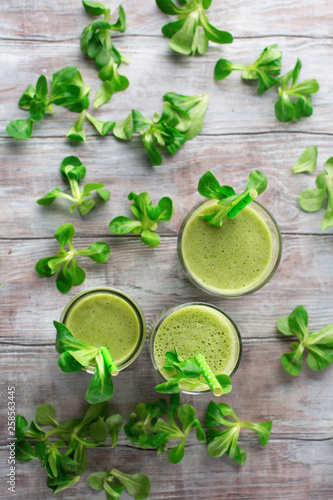 Fototapeta Naklejka Na Ścianę i Meble -  Detox diet concept: Green spinach smoothie on table