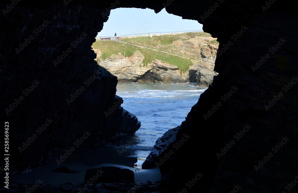 Depuis une grotte, vue sur la promenade de la Plage de Los Castros près de Ribadeo en Galice, Espagne