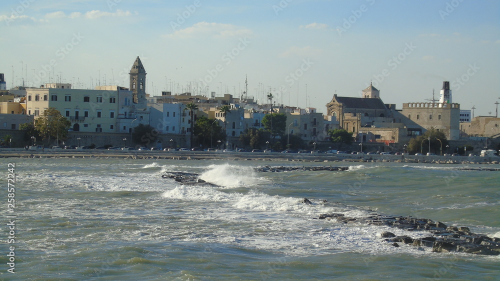 Mare agitato sul lungomare di Bari. Sud Italia