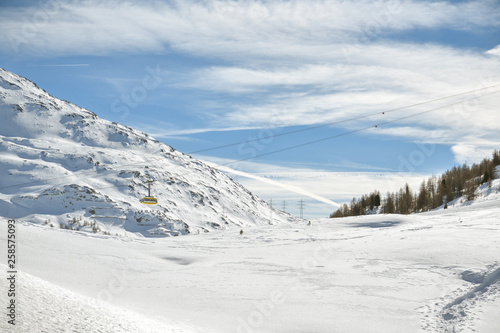 Cable car advancing towards Diavolezza in Diavolezza skiing resort