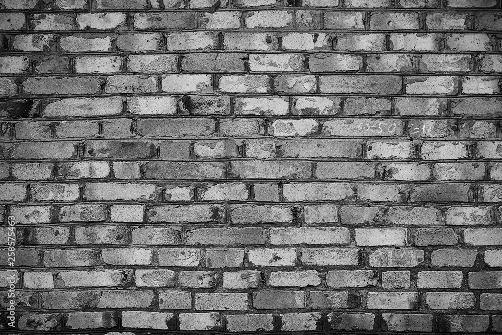 Fototapeta premium Tekstura cegły, ściana, z pęknięciami i zadrapaniami może służyć jako tło, baner internetowy z miejscem na tekst