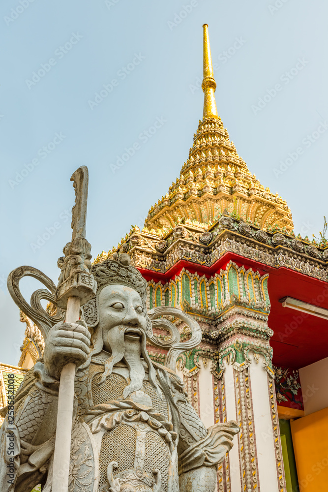 Fototapeta premium Strażnicy w świątyni Wat Arun, znanej lokalnie jako Wat Chaeng w Bangkoku w Tajlandii.